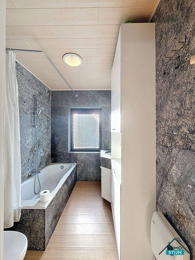 Centraal gelegen woning met garage foto 10