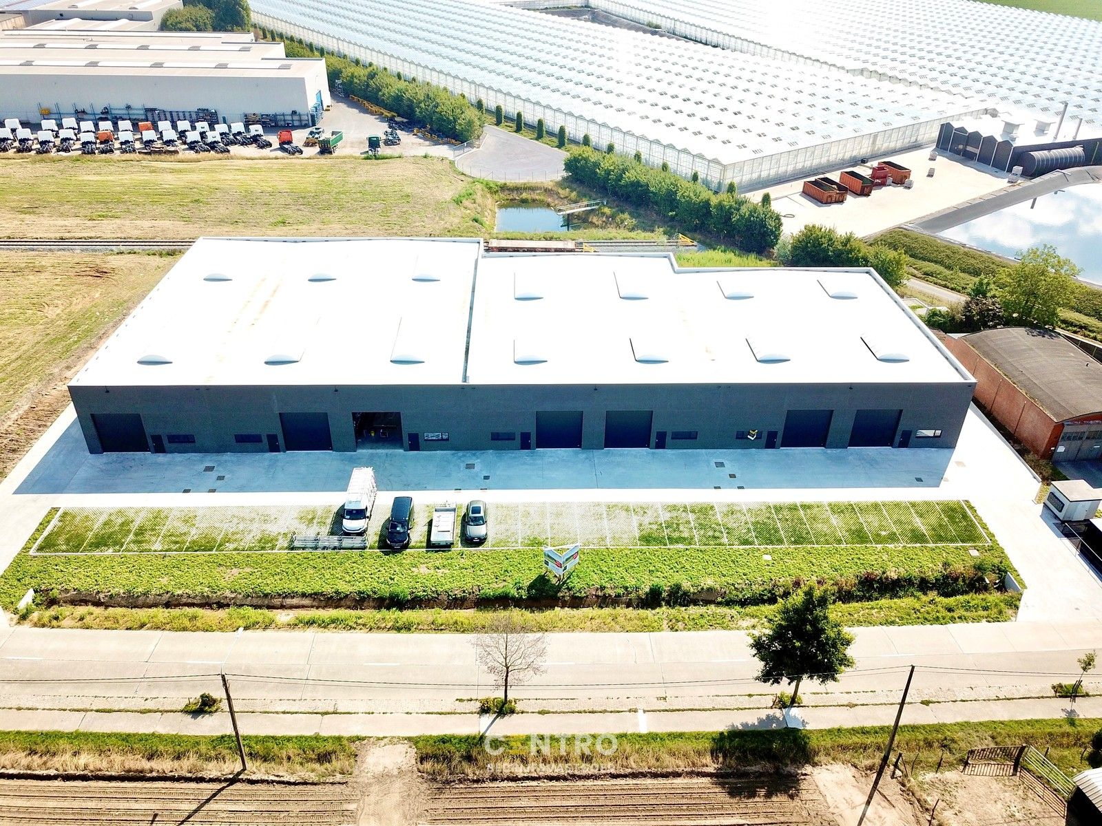 LAATSTE nieuwbouw-KMO-UNIT (180m²) aan straatzijde, PRODUCTIE TOEGELATEN, géén WVI-grond (!), onmiddellijk beschikbaar te SLEIHAGE (Oostnieuwkerke). foto {{pictureIndex}}