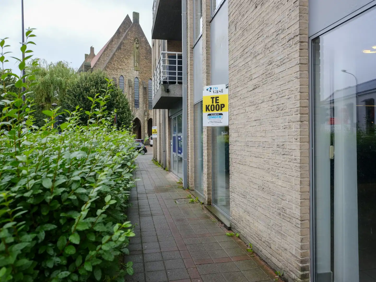 Nabij station gelegen kantoor, met goede visibiliteit op belangrijk kruispunt  foto 4