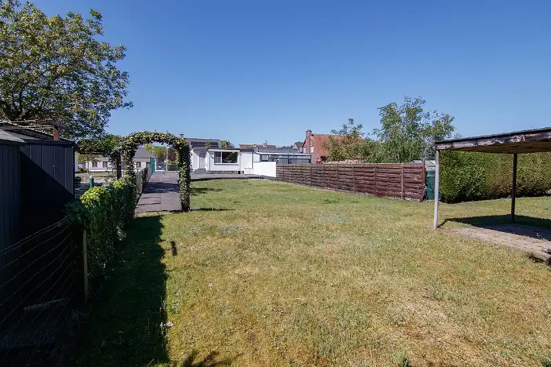 Ruime en rustig gelegen, te renoveren gelijkvloerse woning met bijna volledige onderkeldering op een knap perceel foto 3