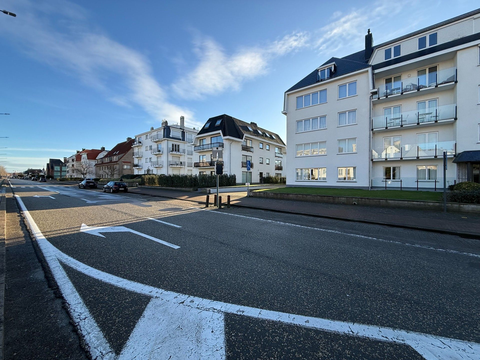 Goed gelegen parkeerplaats op wandelafstand van de zeedijk foto 3