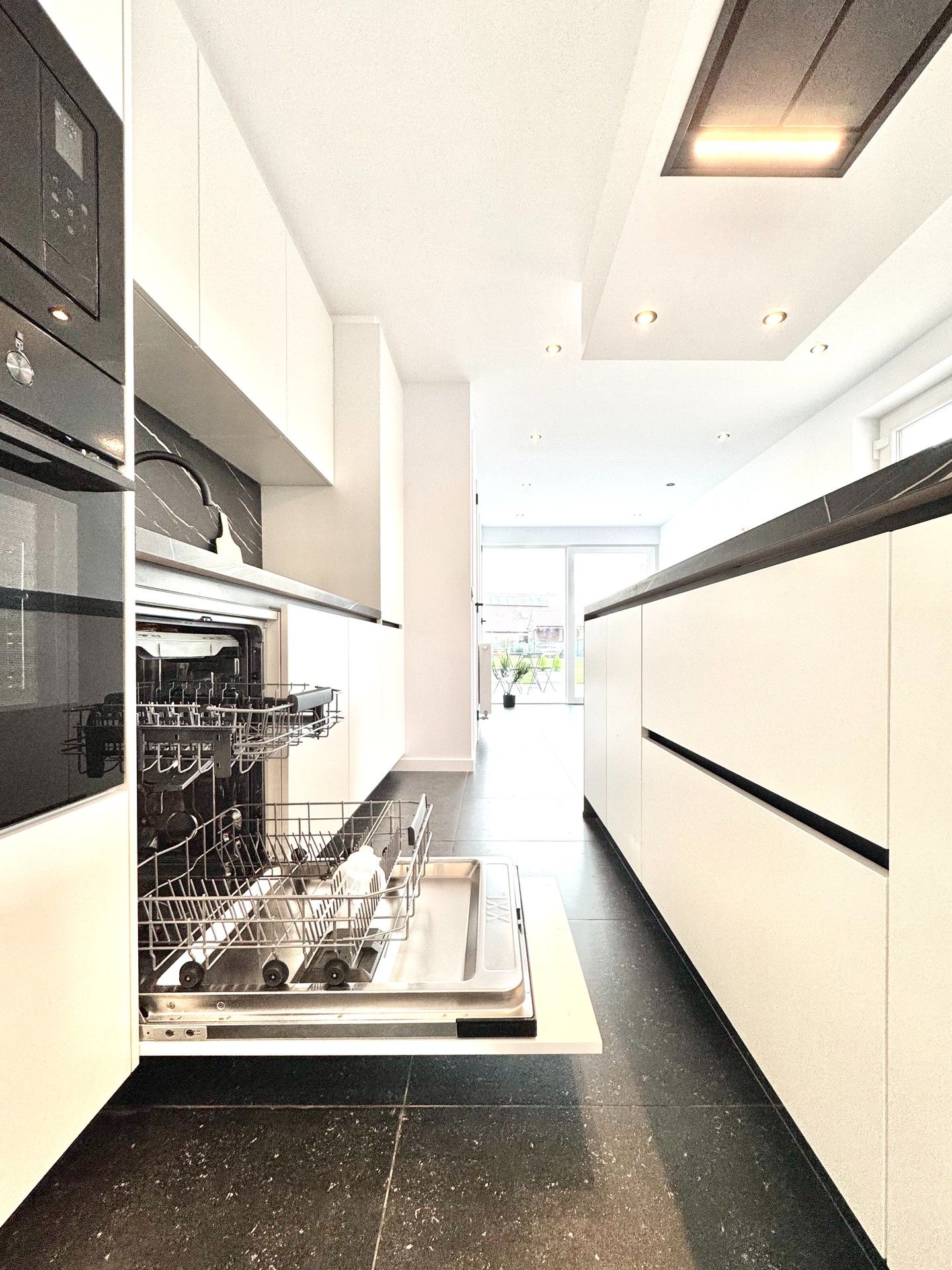 GERENOVEERDE WONING MET TUIN & GARAGE - 444 M² foto 9