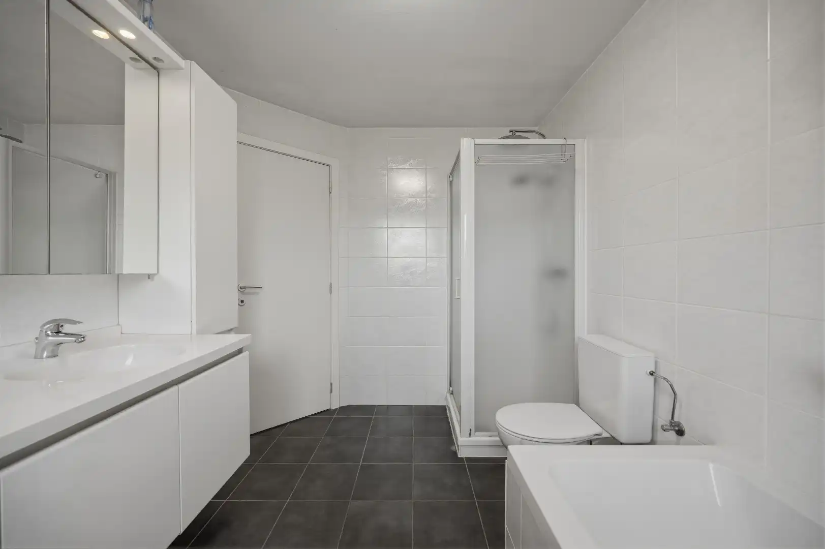Instapklare rijwoning uit 2009 met 3 slpks, zonnig terras, tuin en 2 autostaanplaatsen foto 6