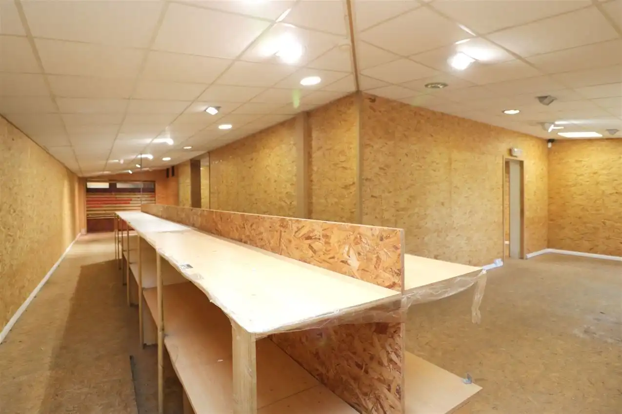 handelszaak met magazijn op zeer zichtbare locatie foto 19