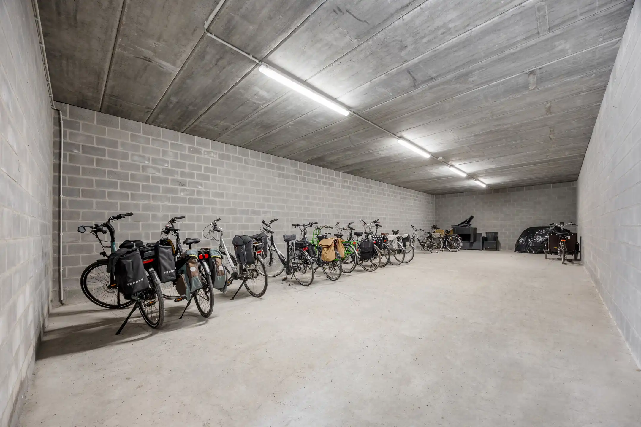 Stijlvol gelijkvloers appartement met tuin foto 24