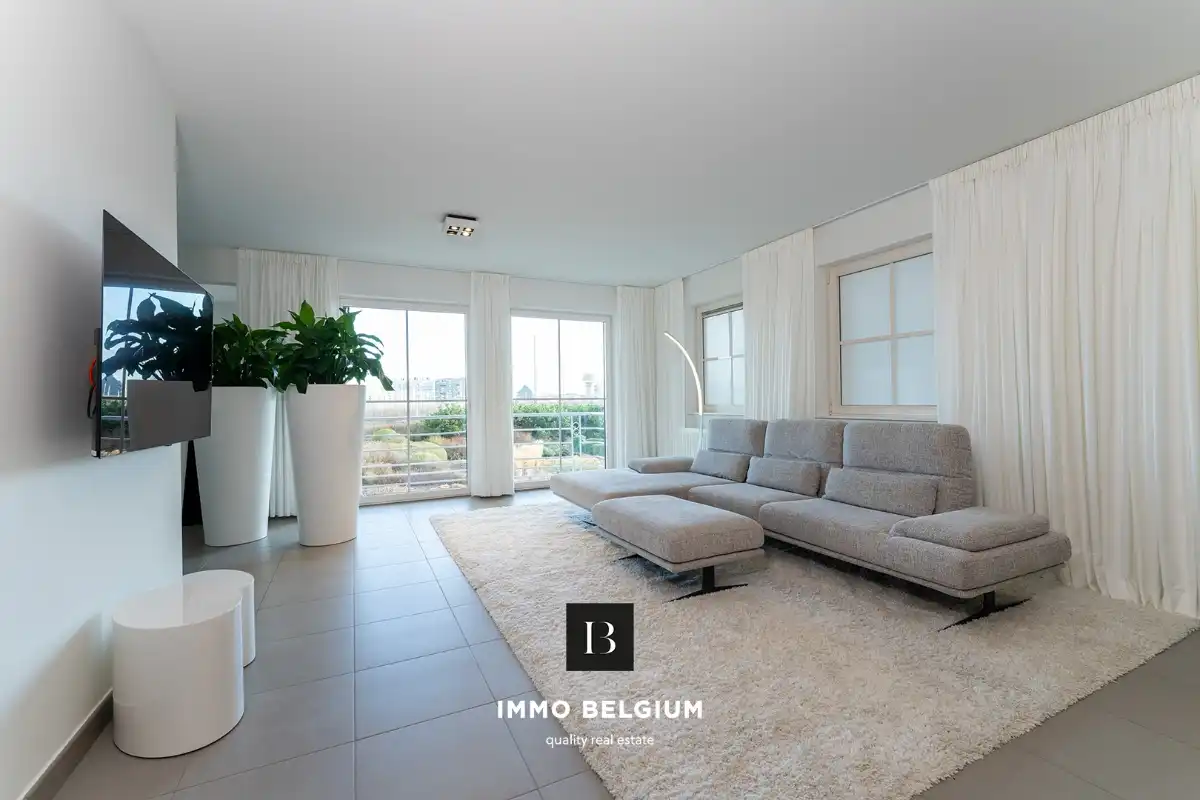 Zeer ruim appartement (133m²) met garagebox foto 2