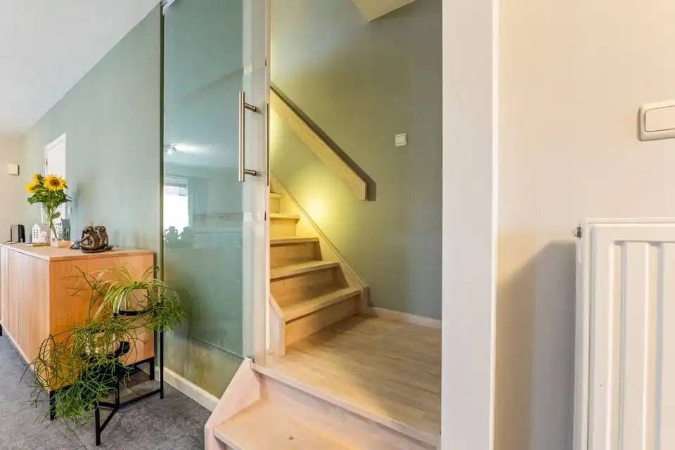 INSTAPKLARE HALFOPEN BEBOUWING MET ZONNEPANELEN EN TERRAS IN TONGEREN foto 10