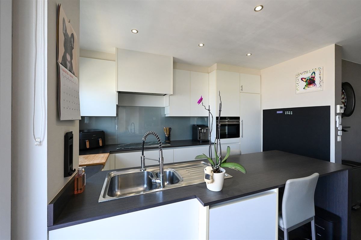 Totaal gerenoveerd appartement in rustige straat foto 4