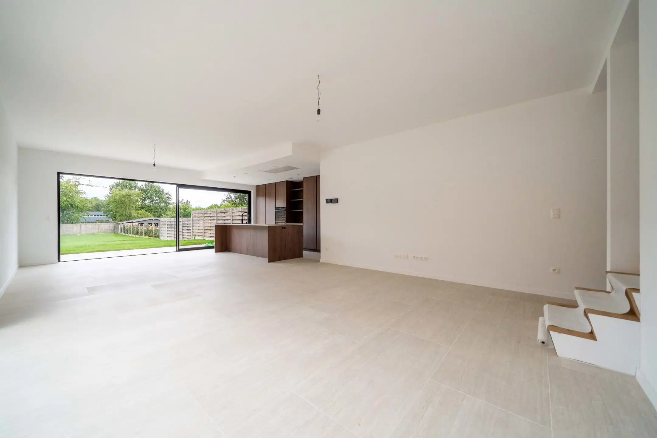 Hoogwaardig afgewerkte vernieuwbouwwoning in rustig straatje foto 4
