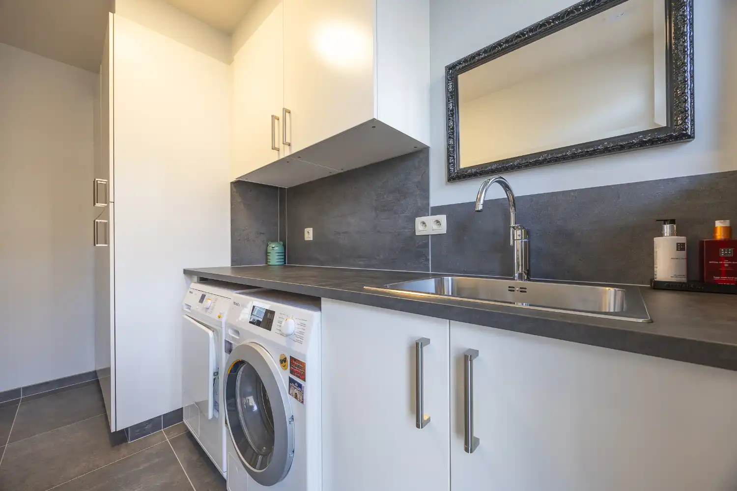 Gerenoveerd 2-slaapkamer appartement met inpandige garage in hartje Oostende foto 17