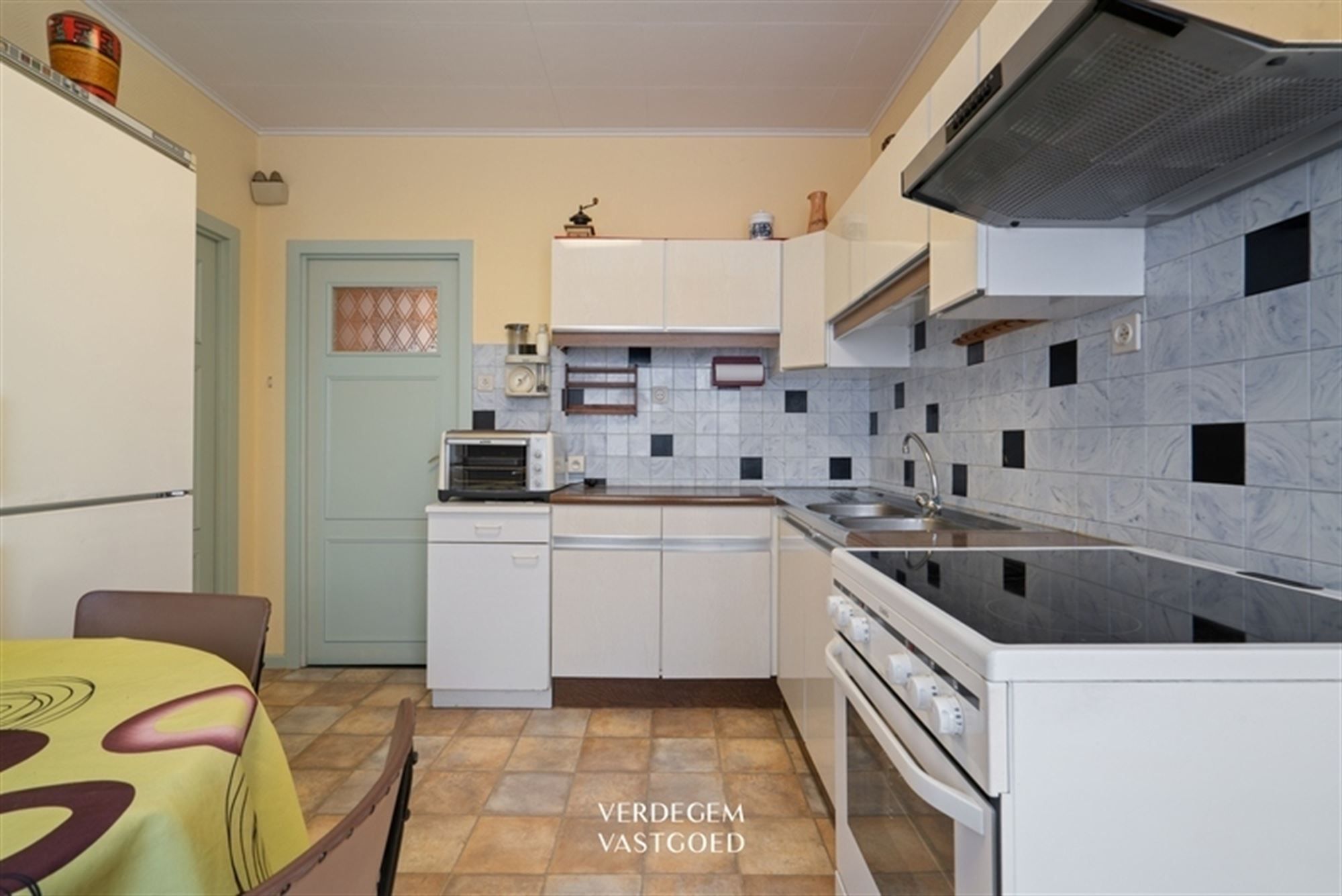 Te renoveren bungalow met magazijn op terrein van 1.826m² foto 9