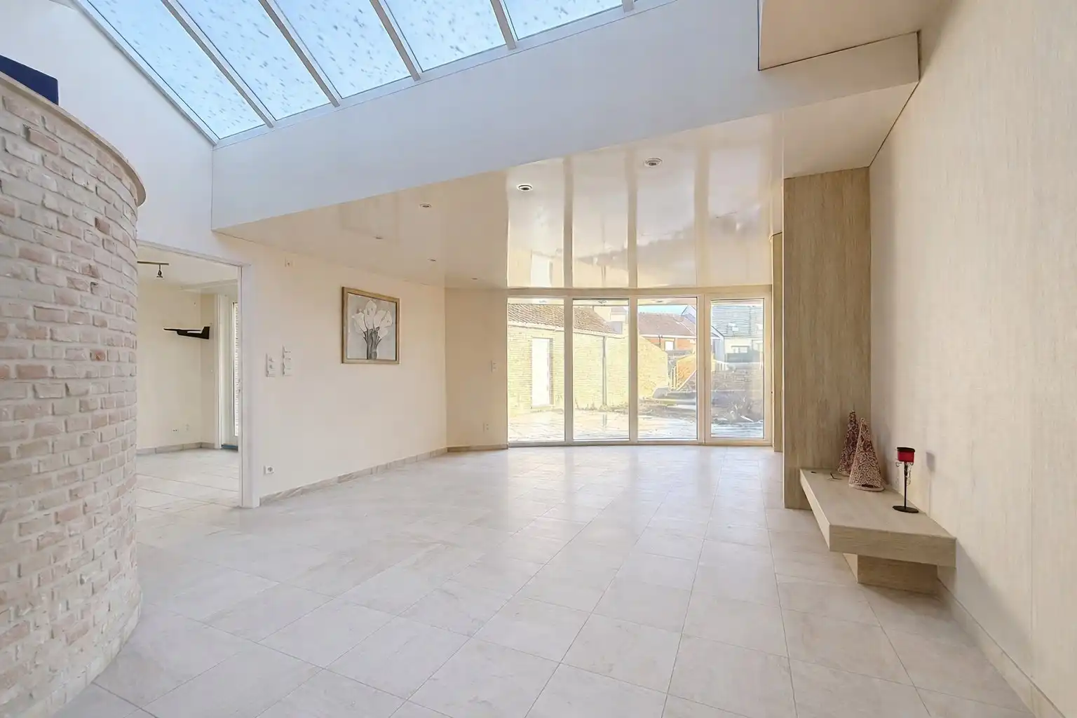 Ruime woonst met handels- of kantoorruimte te koop foto 3