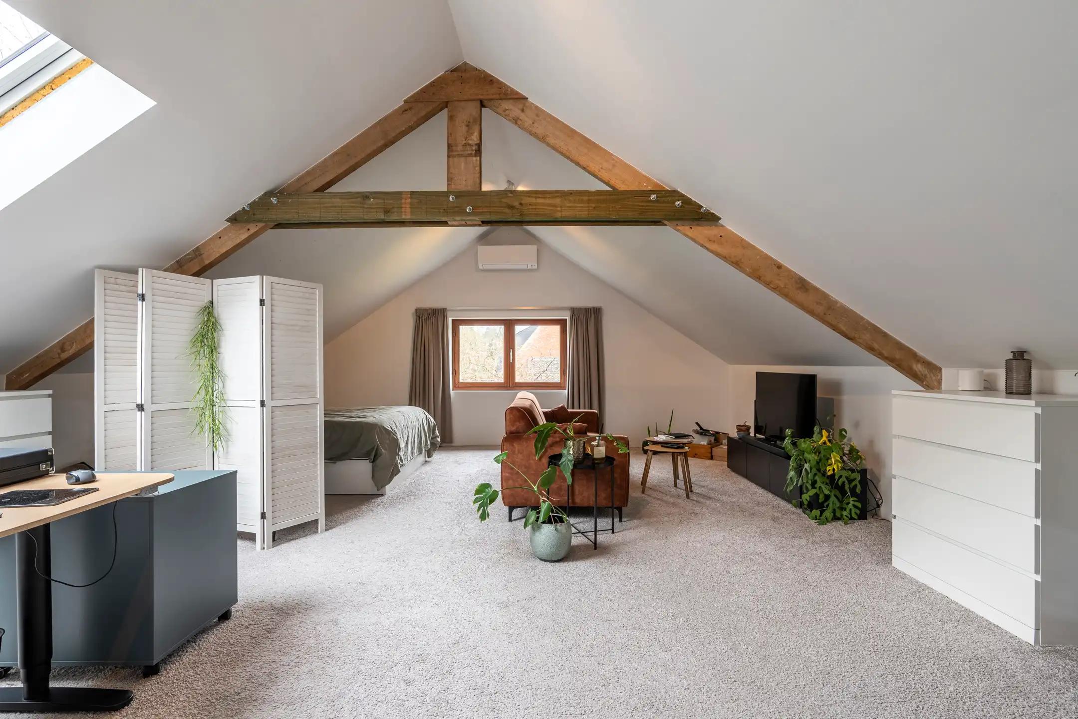 Ruime, recent gerenoveerde villa met 5 slpks op 2.430 m² foto 16