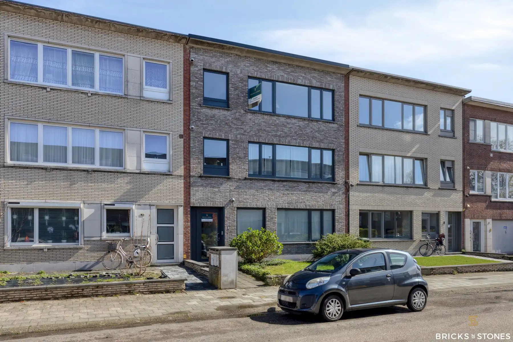 Lichtrijk 3-slaapkamerappartement met terras foto 16