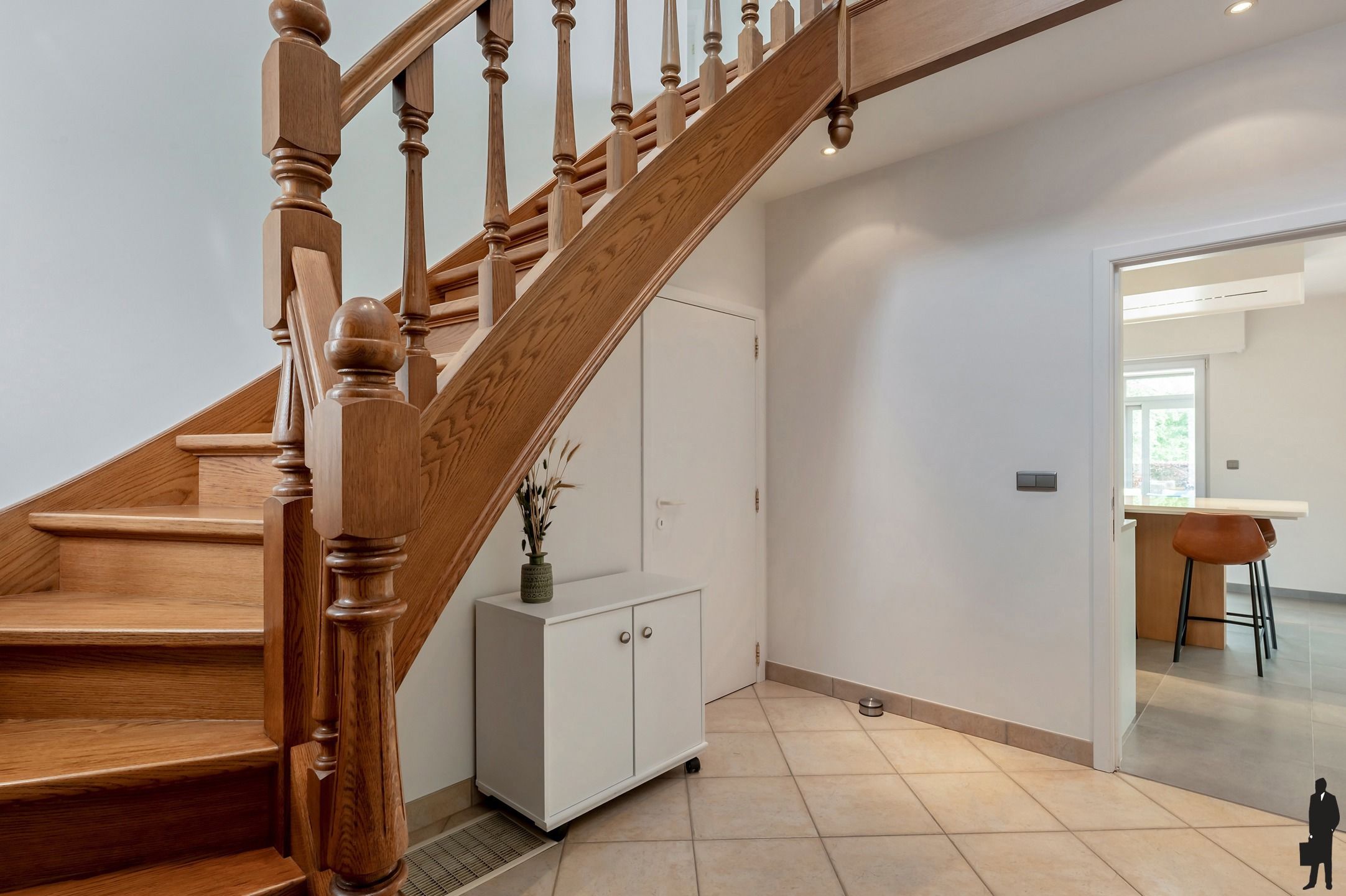 Ruime en instapklare woning (320m²) met 4 slaapkamers en prachtig zicht op weiland op een perceel van 928m² foto 3