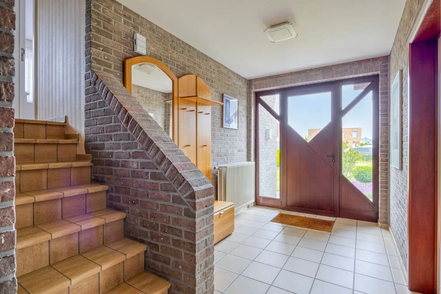Toffe, vrijstaande split-level woning met 4 slaapkamers, inpandige garage, prachtig aangelegde tuin en zonnepanelen, rustig gelegen in het landelijke Ophoven.  foto 8
