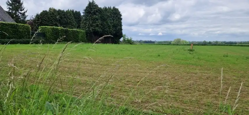 Mooi BOUWPERCEEL, open beb. op  19 are 36 ca. Straatbreedte: 25 meter foto 2