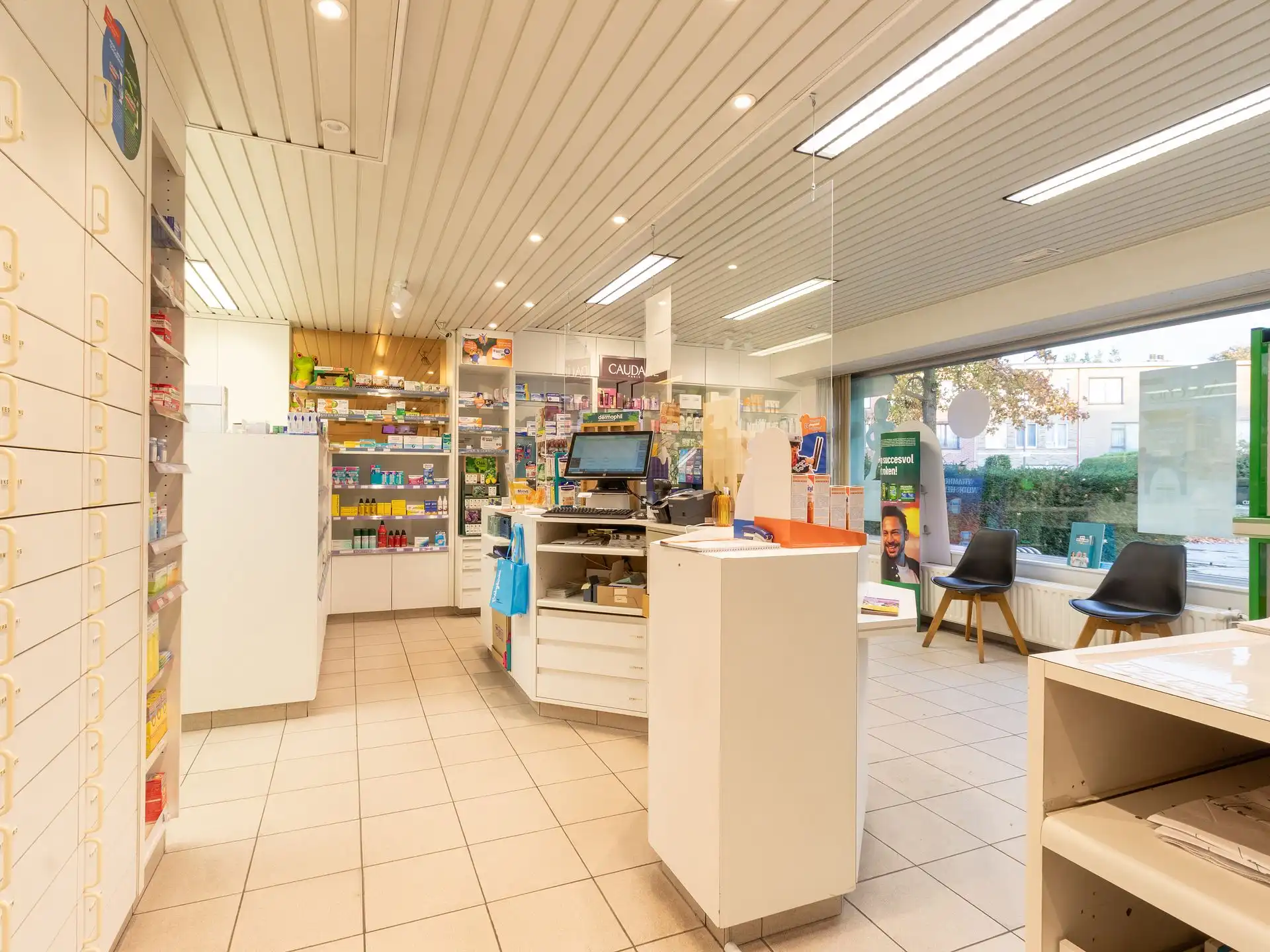 Handelszaak ingericht als apotheek op toplocatie foto 3