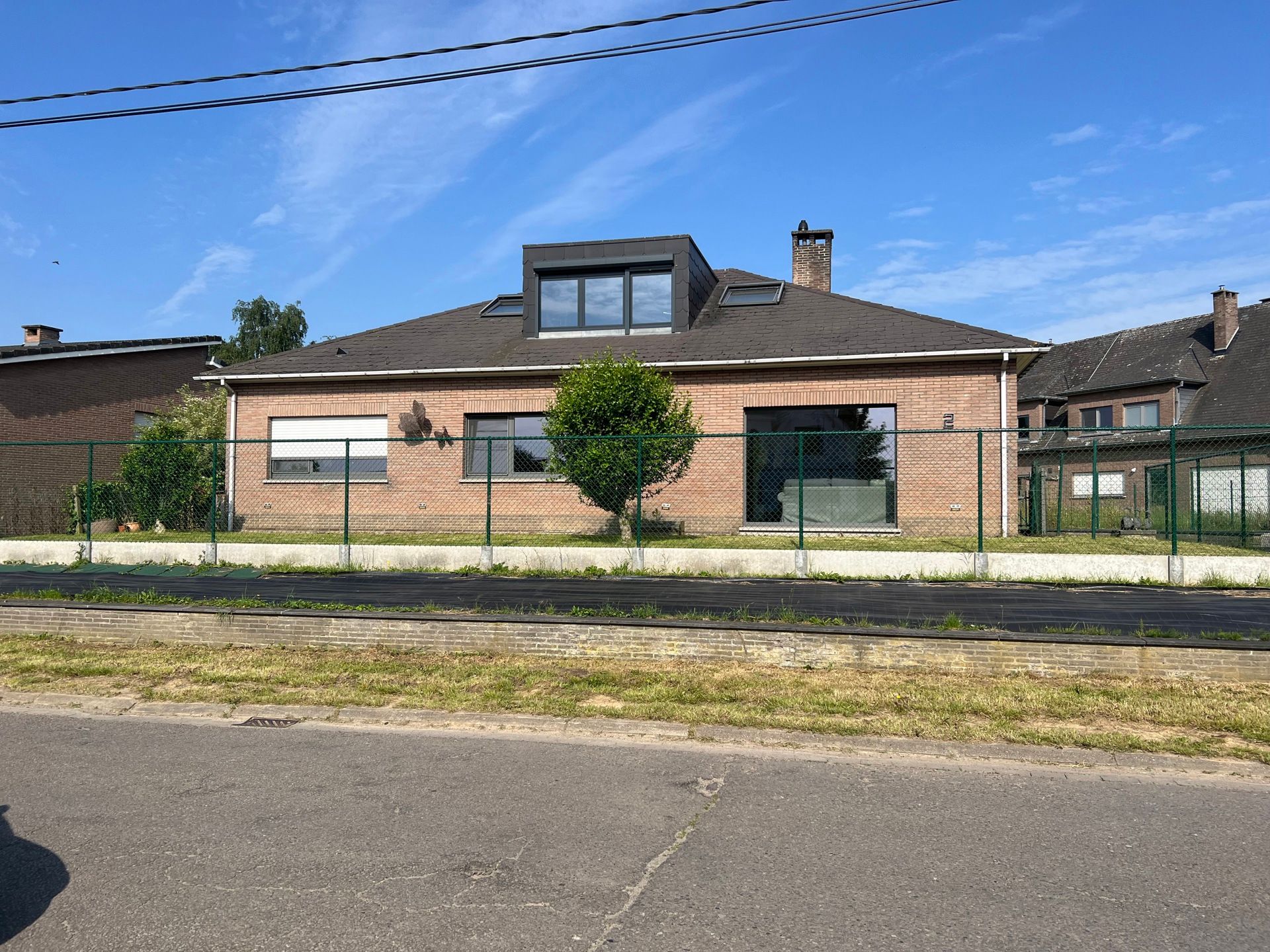 Zeer ruime en kwalitatief gerenoveerde woning nabij centrum foto 2