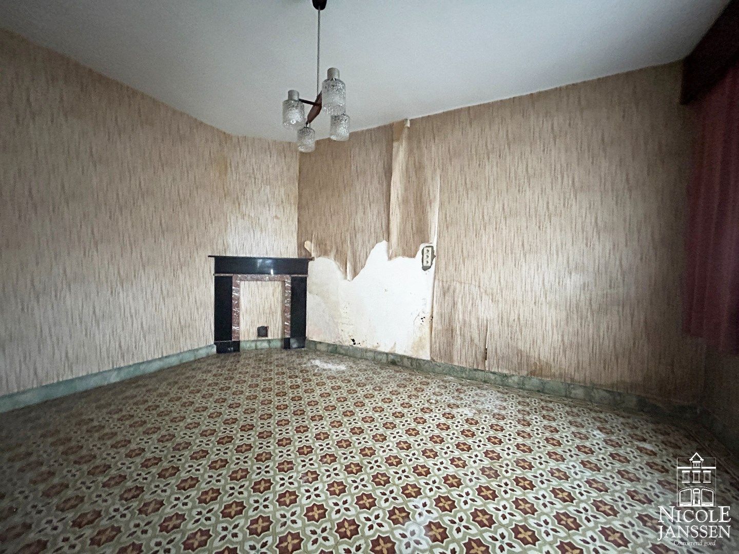 Te renoveren ruime hoevewoning met stallingen en grond foto 12