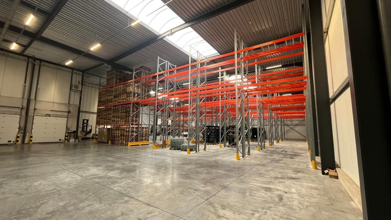 Loods met kade foto 5