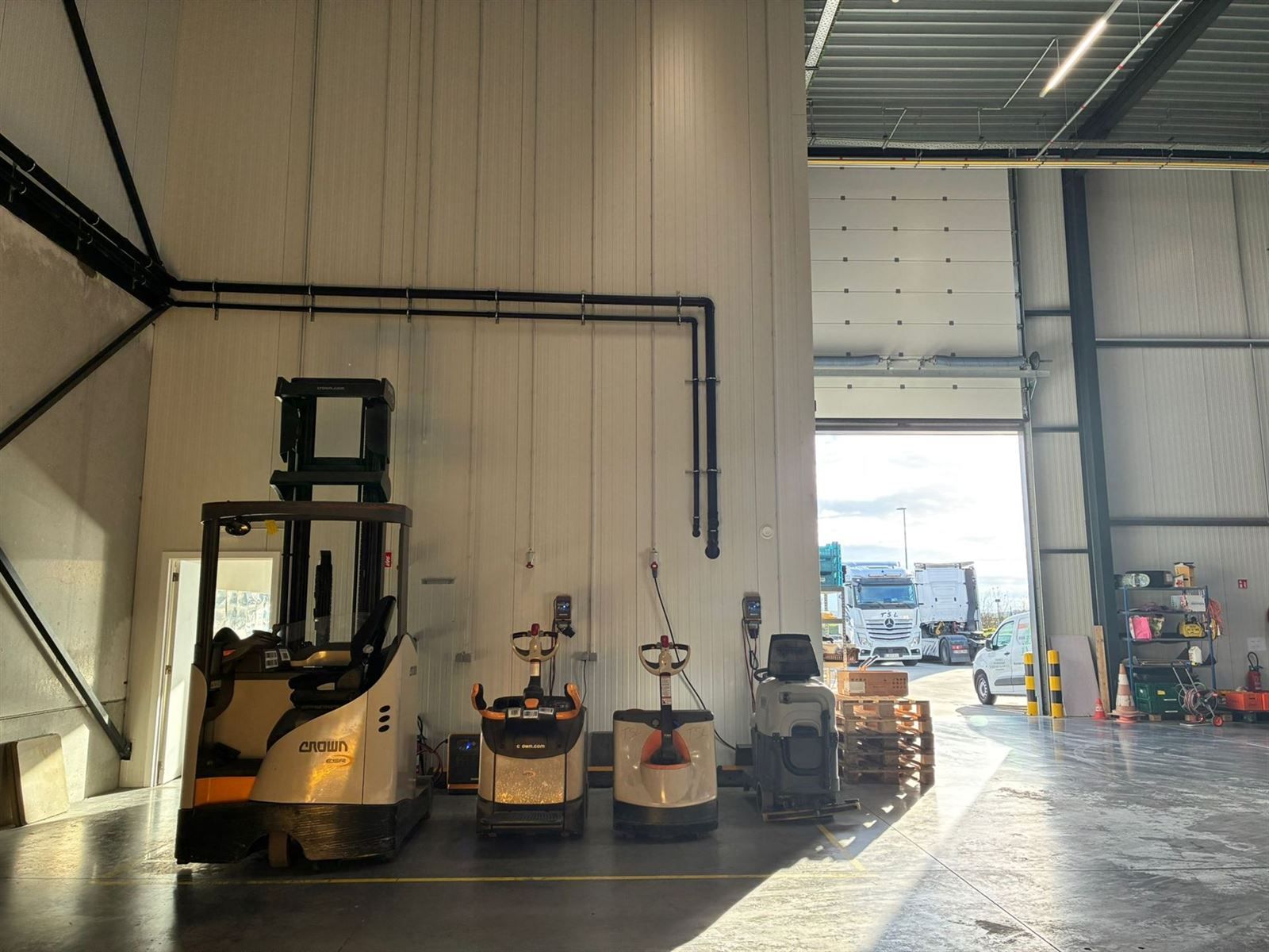 Loods met kade foto 5