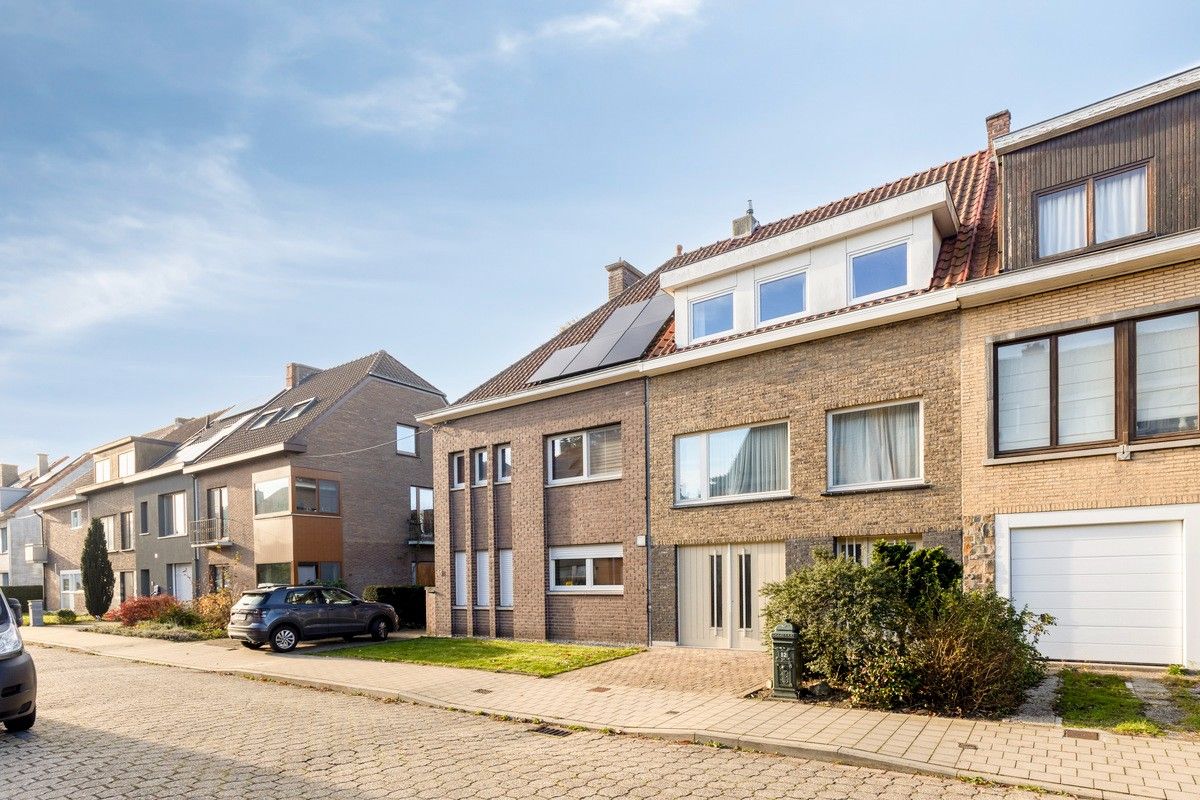 Energiezuinig bel-etage woning met zonnige tuin nabij het Sint-Pietersstation foto {{pictureIndex}}