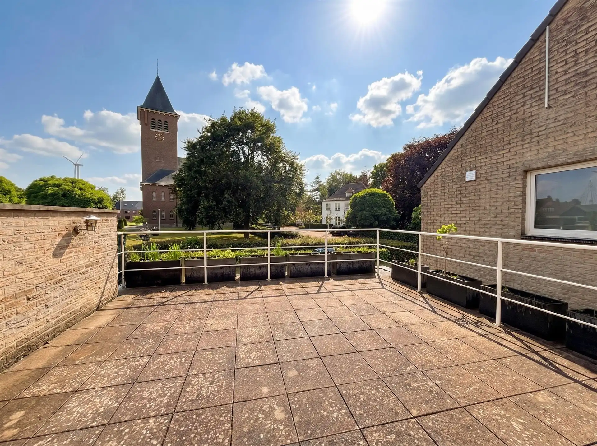 Ruim wonen op een toplocatie in Lanklaar met alle comfort, 2 terrassen en garagebox inbegrepen. foto 10