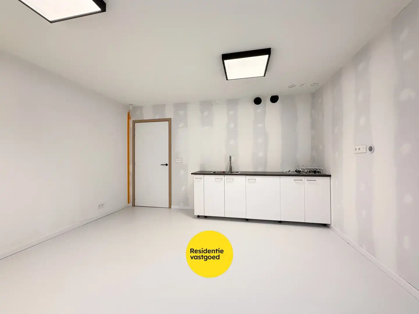 Instapklaar en hoogwaardig handelspand (122 m²) op topligging in Nieuwpoort Stad foto 11