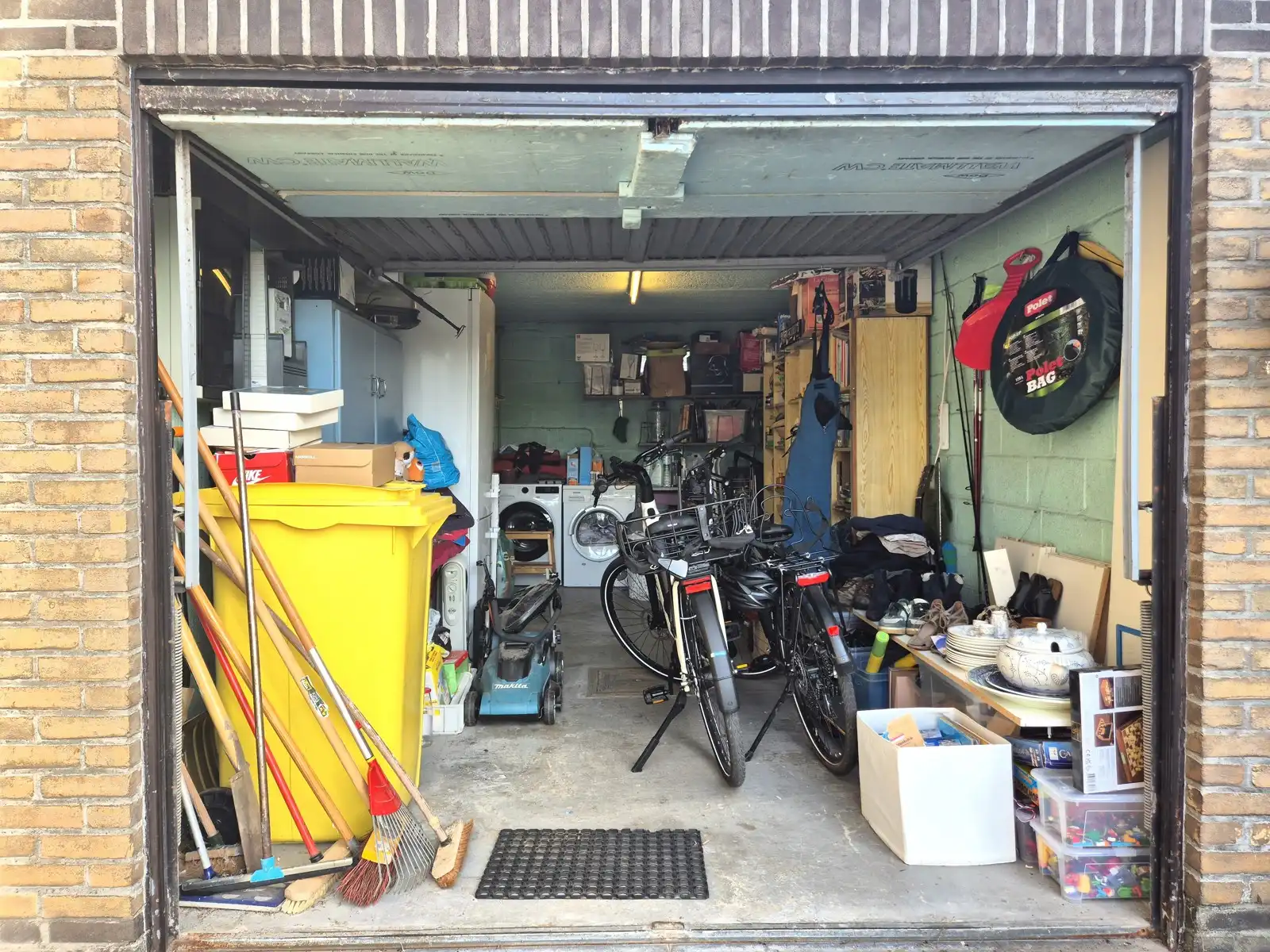 Lichtrijke halfopen woning met garage in een rustige straat foto 20