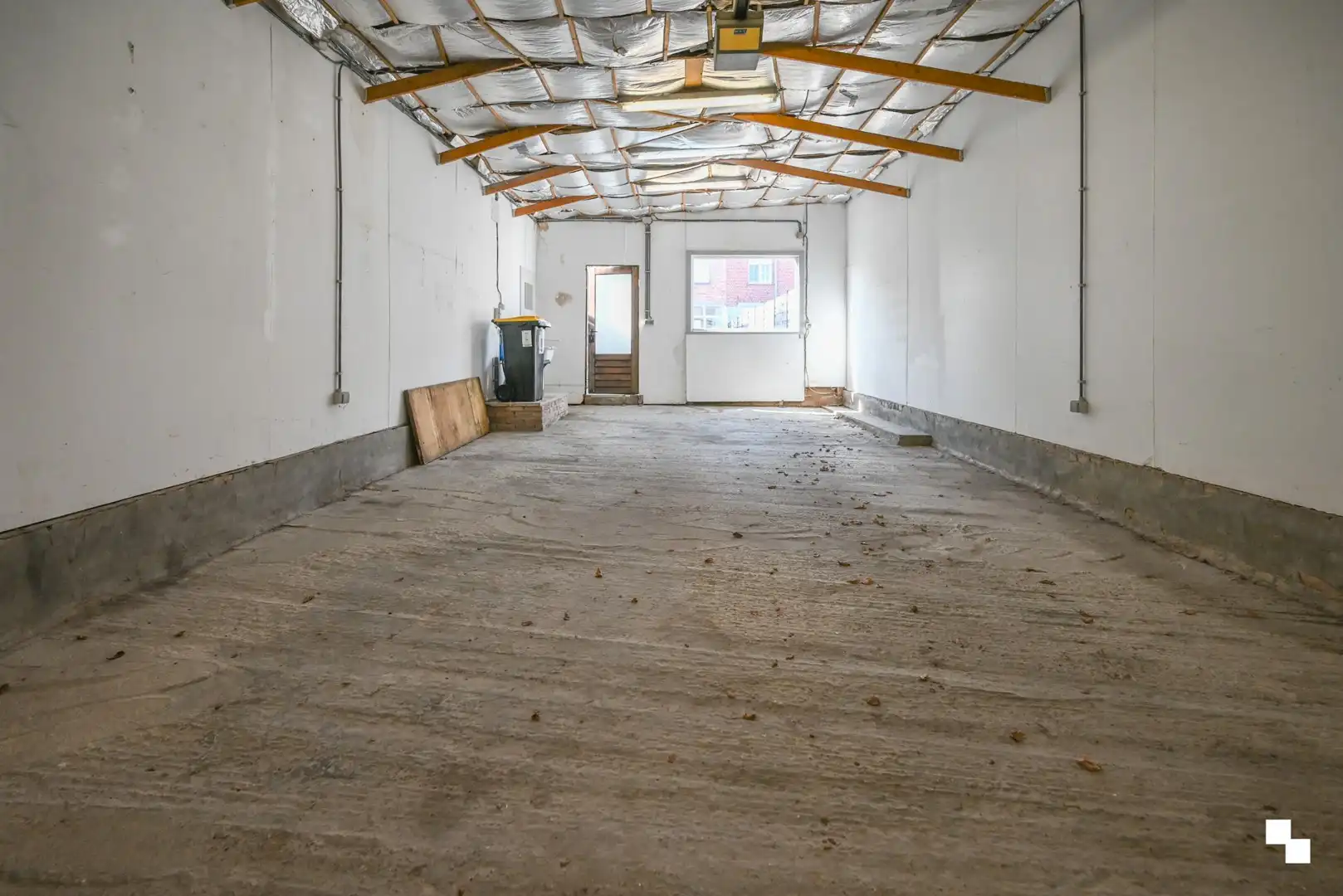 Rijwoning met uitweg achteraan en ruime garage te Izegem foto 29