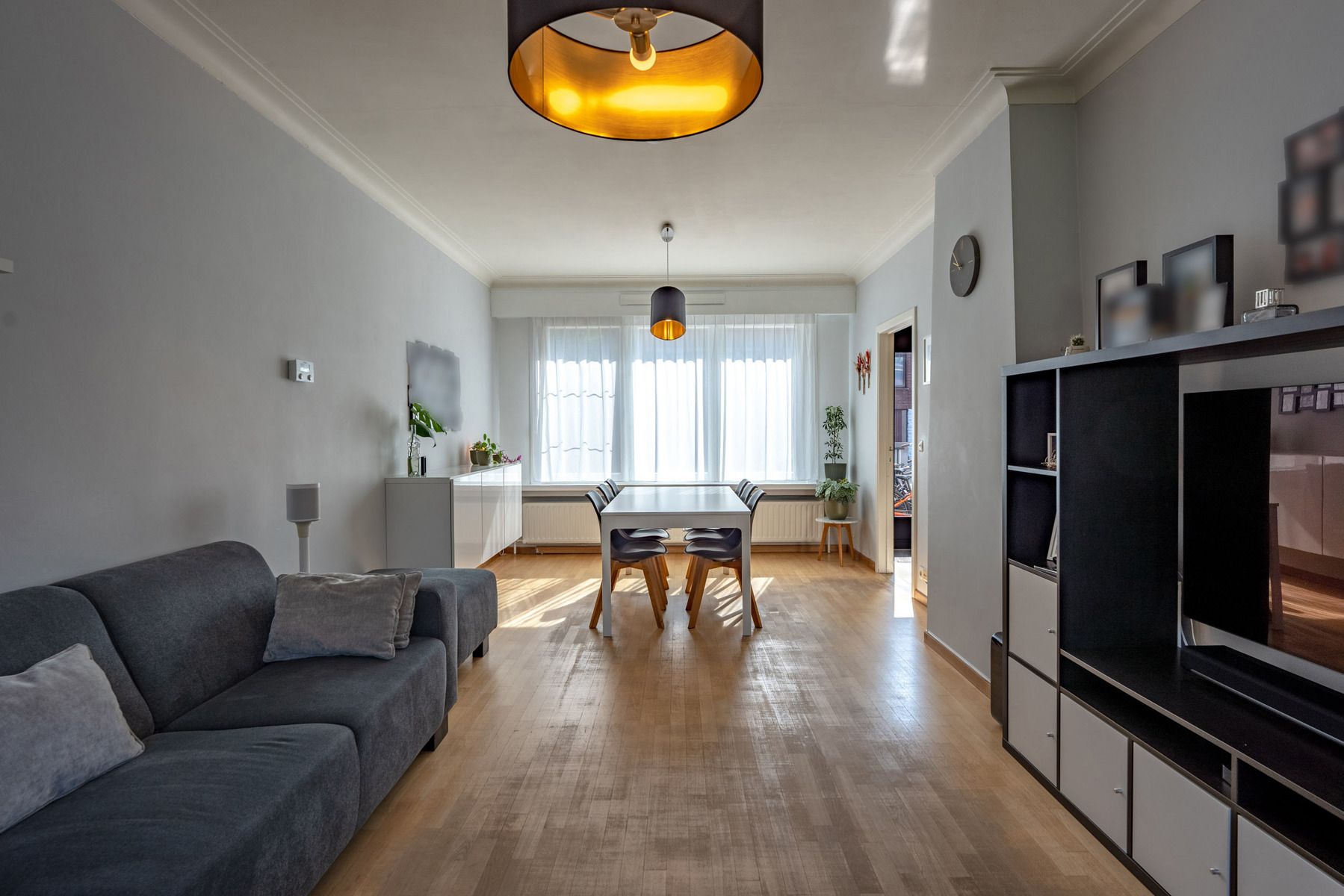 Verzorgde woning met dubbele parkeerplaats nabij Ekeren-Donk! foto 3