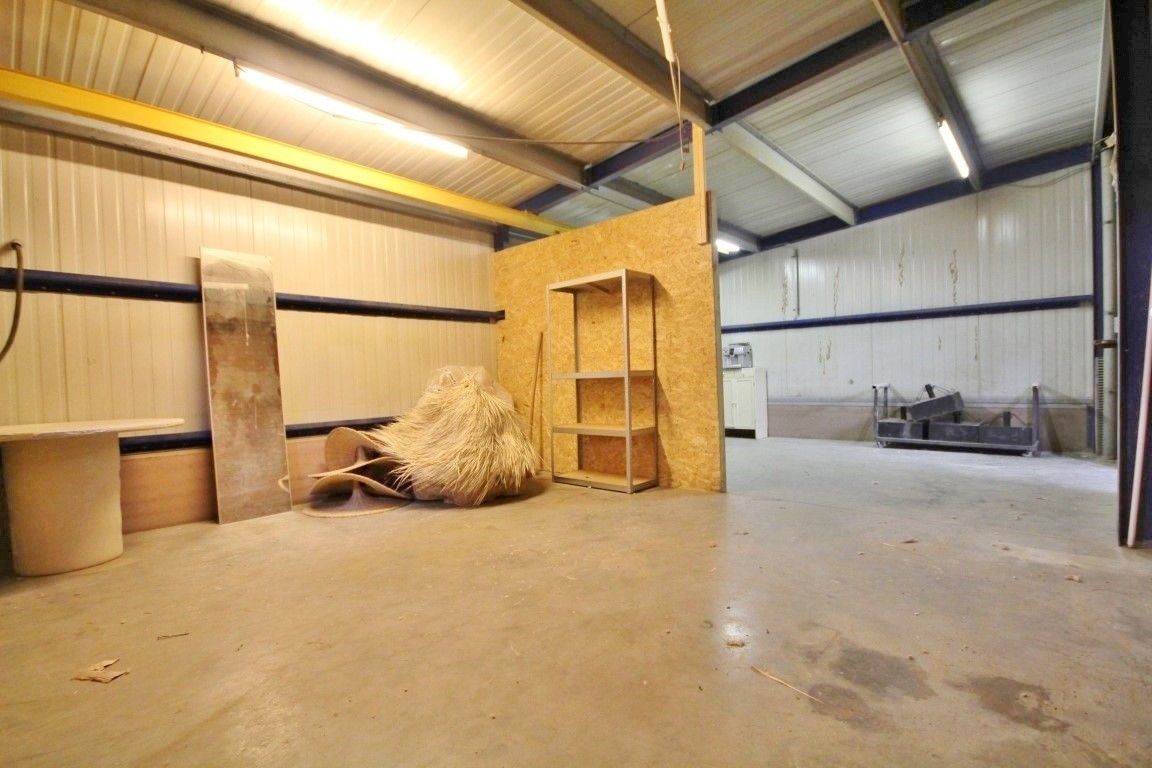 Instapklaar handelspand met magazijn op toplocatie in Sint-Truiden foto 23