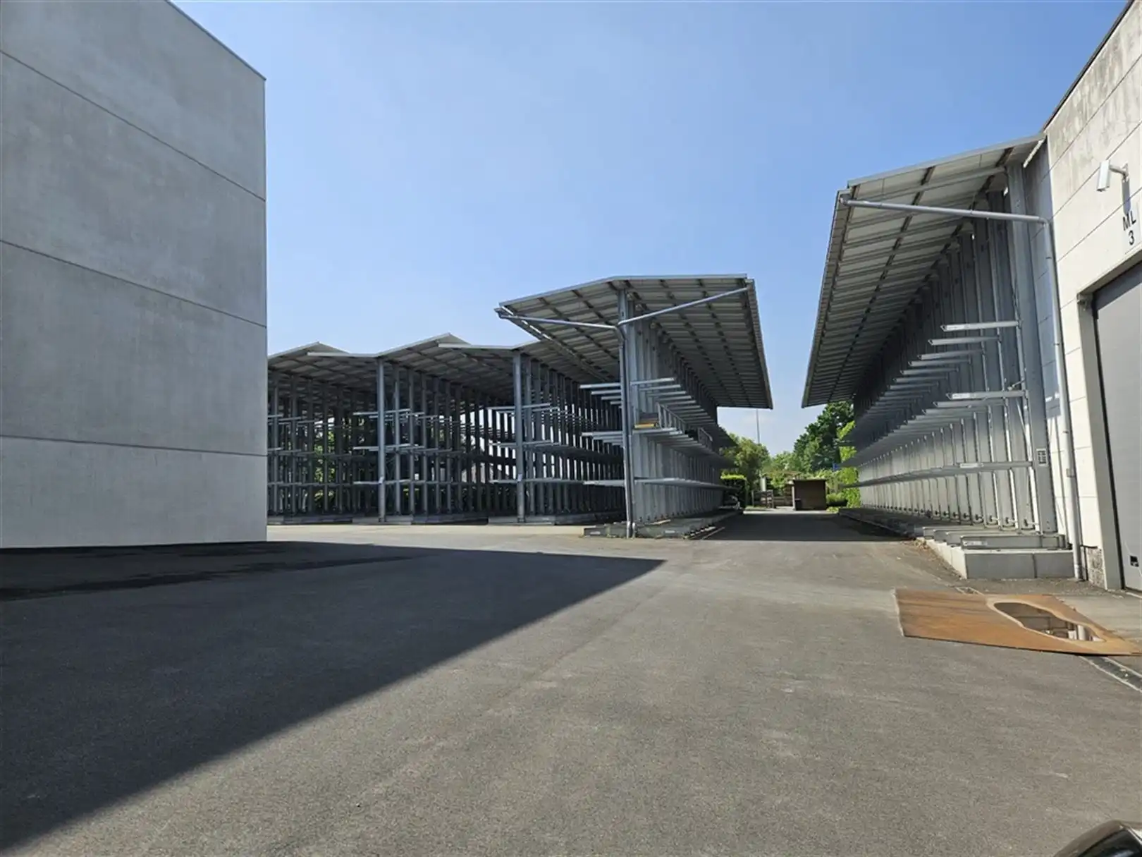 Magazijnen met verhard terrein en kantoren foto 3