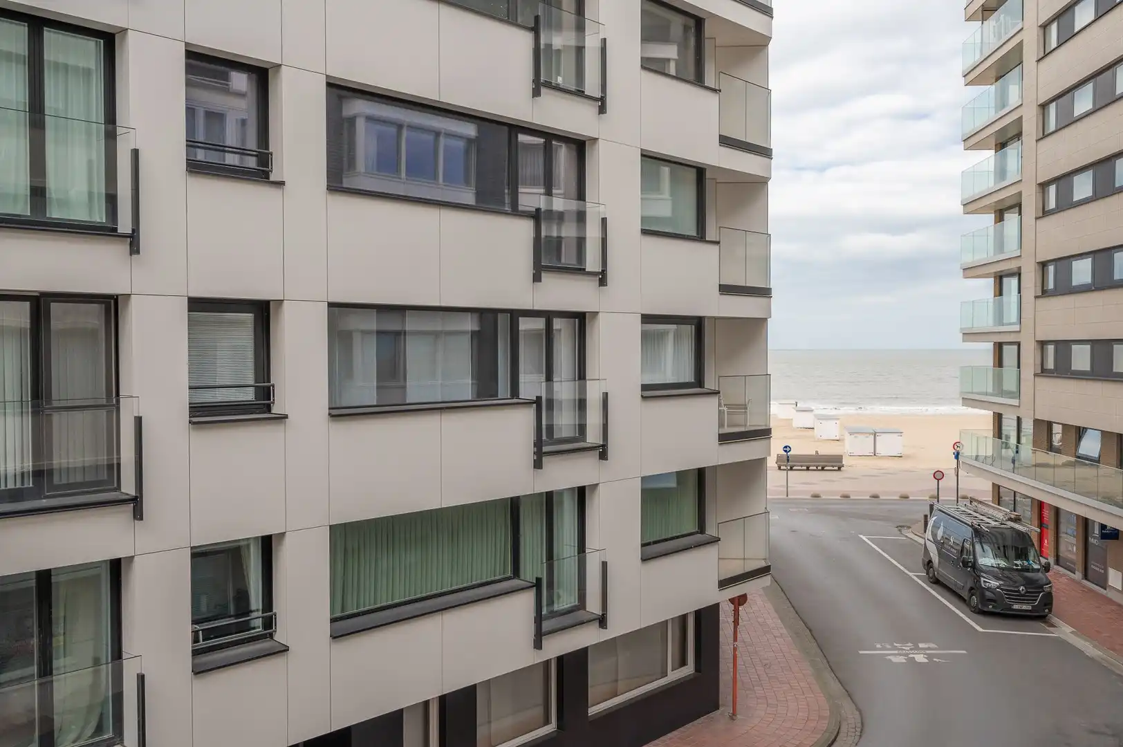 Gerenoveerd appartement met 3 slaapkamers, gelegen nabij de Zeedijk en het Driehoeksplein. foto 2