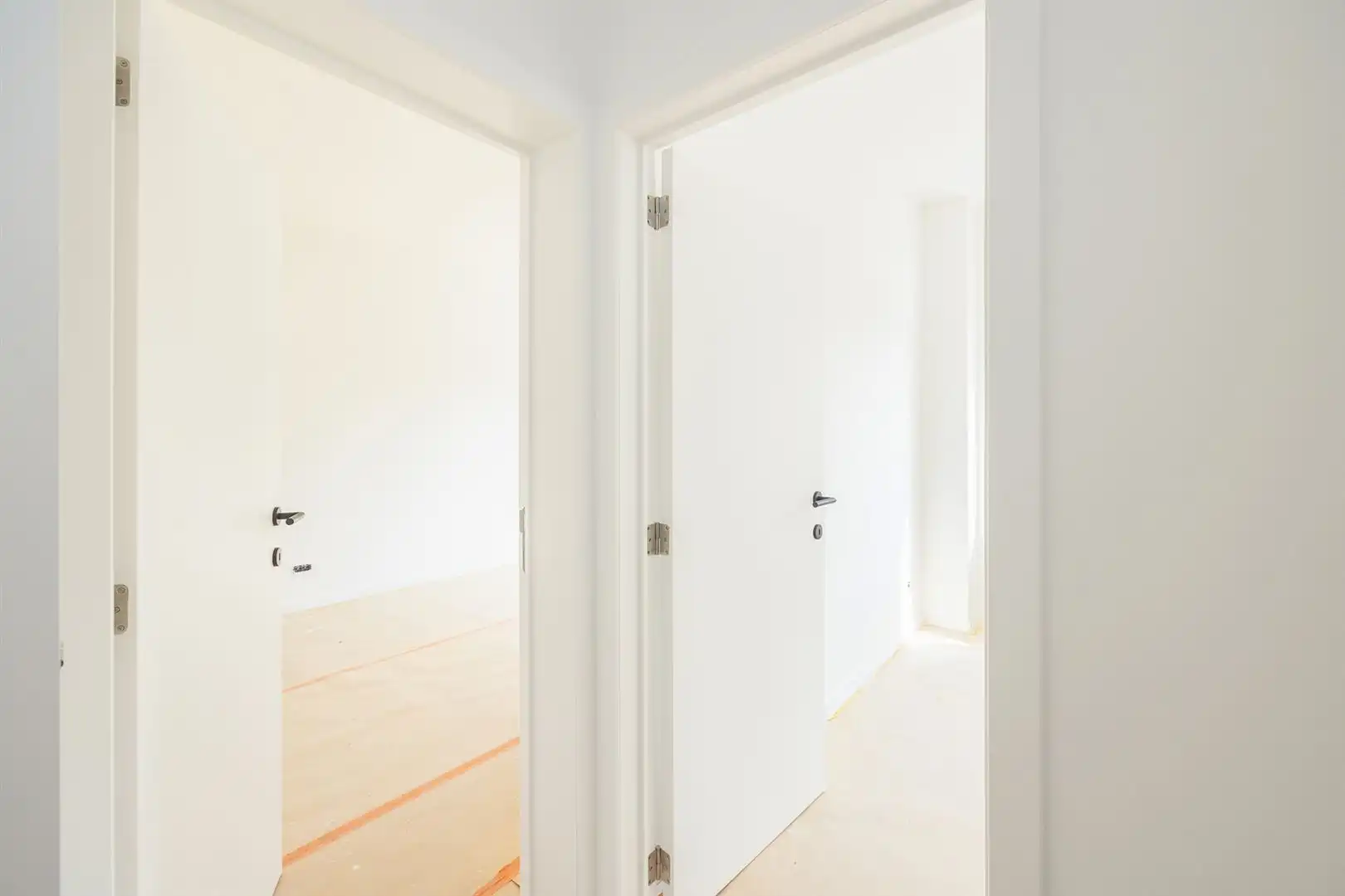 Ruim en licht 2-slaapkamerappartement met dakterras foto 19