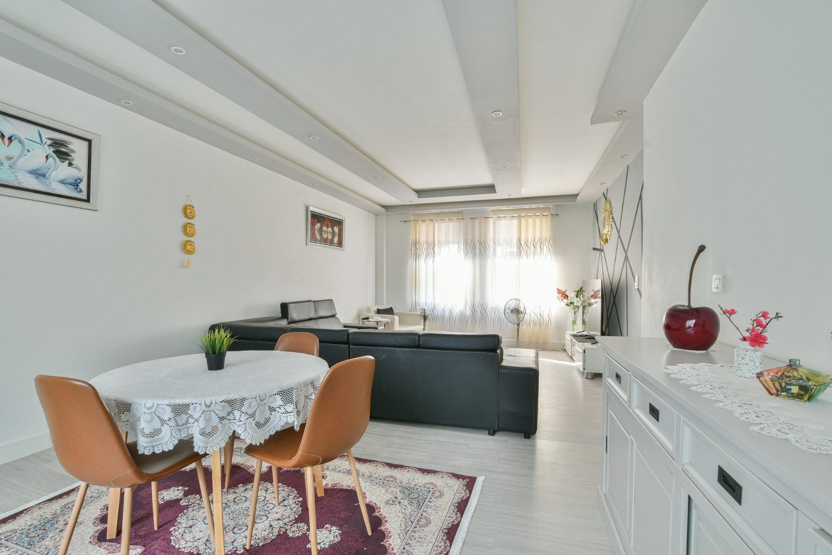 Ruime woning met 5 slaapkamers foto 2