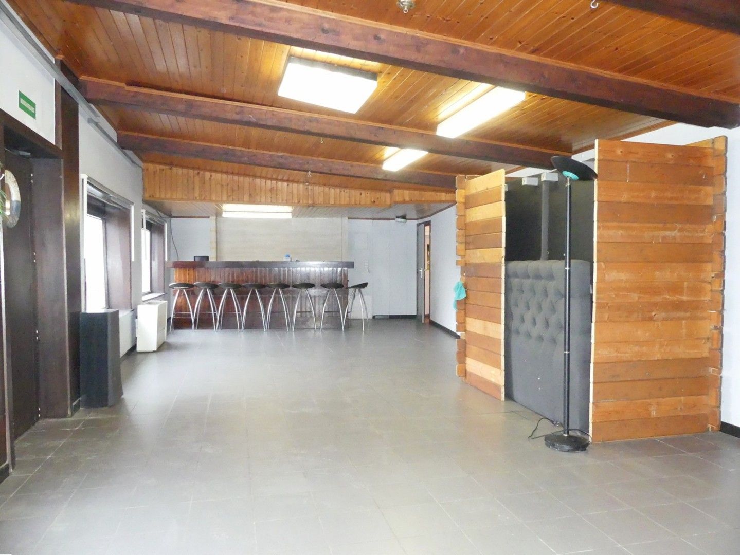 Dorpscafé met woonst, ruime garage en binnenkoer foto 6