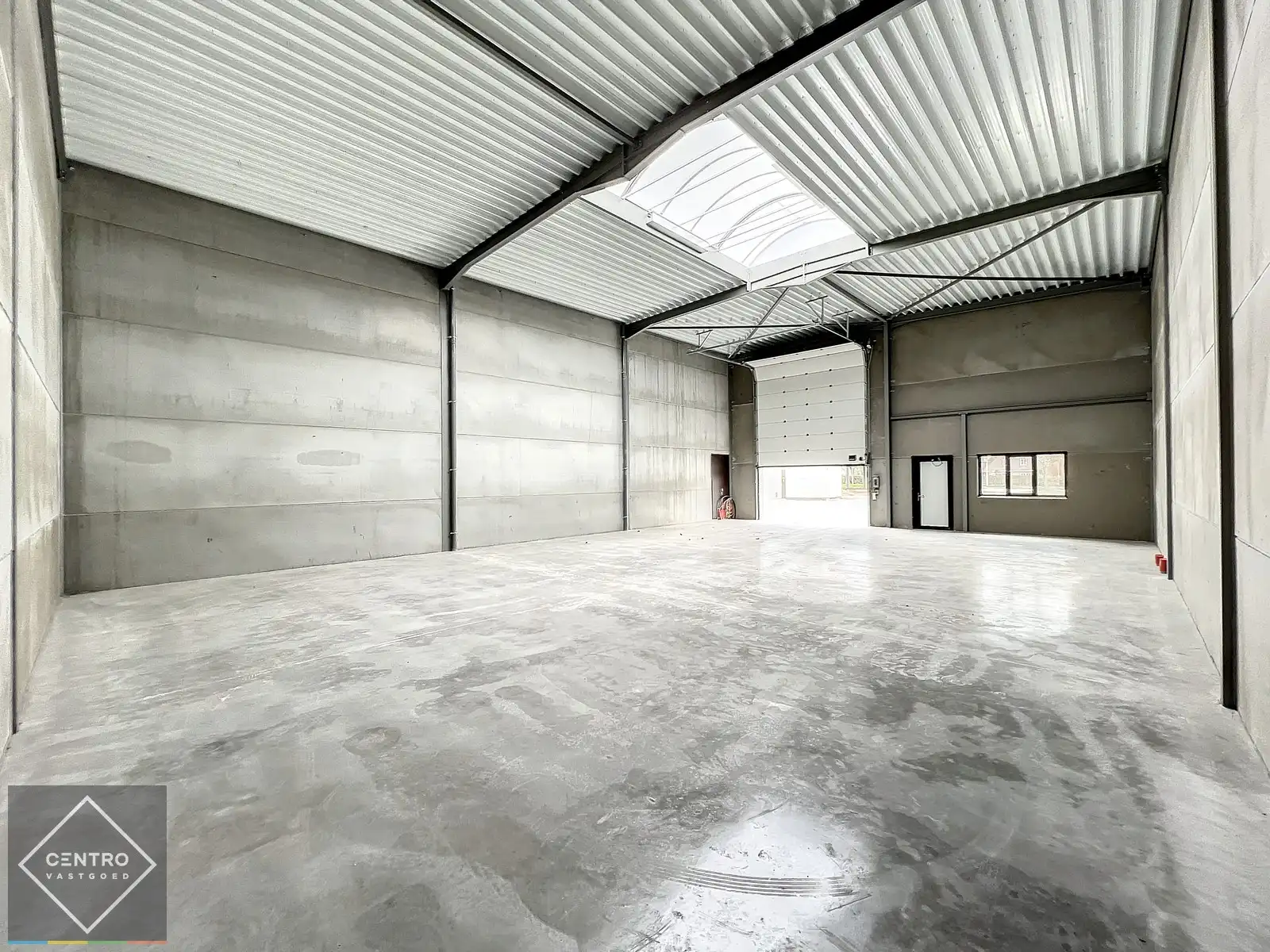 Kwalitatief en goed geïsoleerd NB MAGAZIJN (265m2), voorzien van elektrische sectionaalpoort, deur, raam (voor kantoor) en 2 private parkeerplaatsen op industriezone te Waregem. foto 2