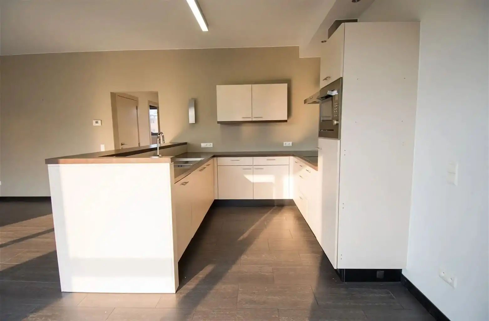 Prachtig appartement met 2 slaapkamers, terras en garagebox gelegen in Residentie Kloosterbempden, midden in het centrum van Maaseik. foto 3