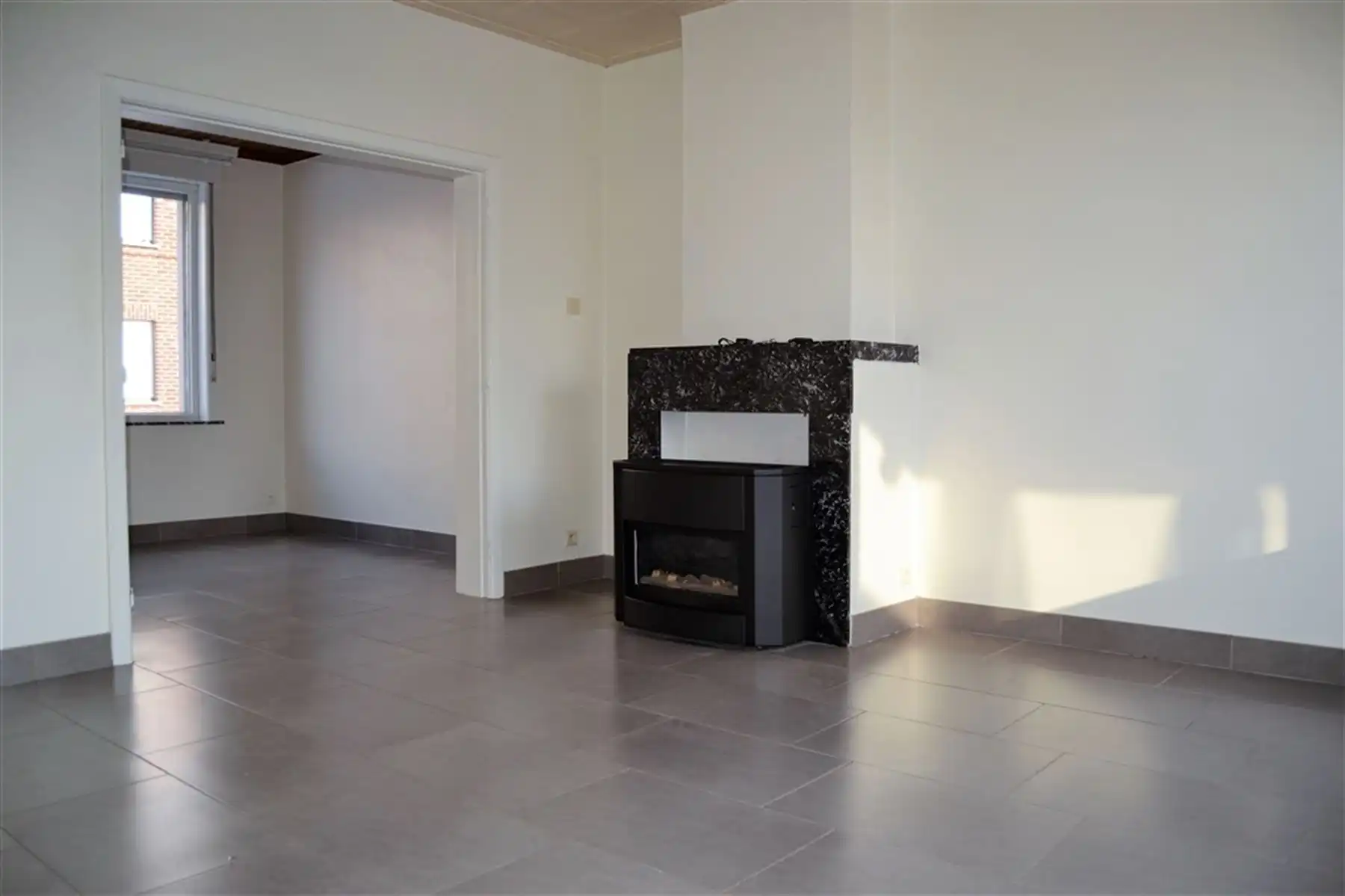 Ruime woning met drie slaapkamers en grote garage foto 2