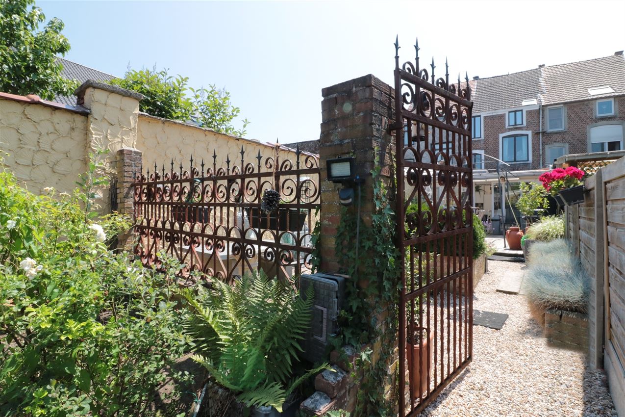 omgeving station en ziekenhuis, stadstuin, label D, neogotische stijl foto 10