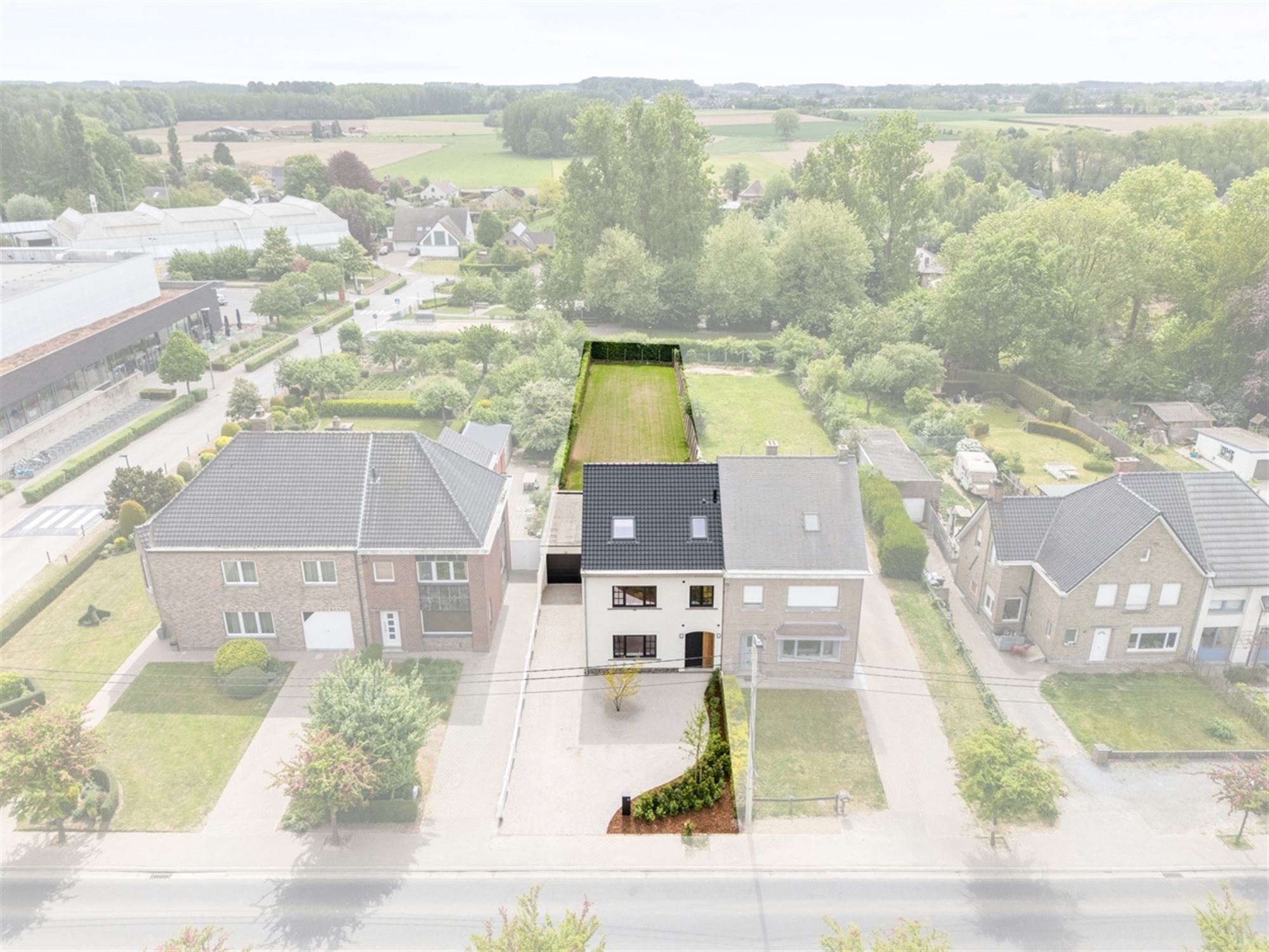 Stijlvolle, volledig gerenoveerde, INSTAPKLARE / WOONKLARE WONING (HOB) met 3 slaapkamers, 2 badkamers en garage op 756 m² foto 3