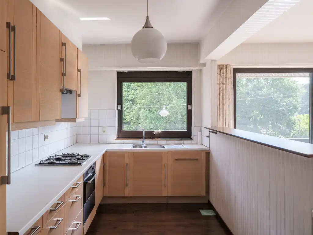 Op te frissen drieslaapkamerappartement met open zicht over het Citadelpark. foto 6