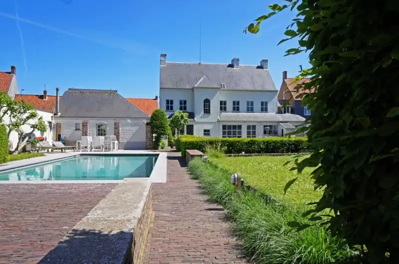 🏡 Unieke herenwoning te huur in het hart van Aarsele! foto {{pictureIndex}}