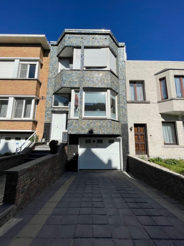 Gezellig éénslaapkamer appartement gelegen op het eerste verdiep in een goed onderhouden gebouw. Er is geen lift in deze residentie. foto {{pictureIndex}}