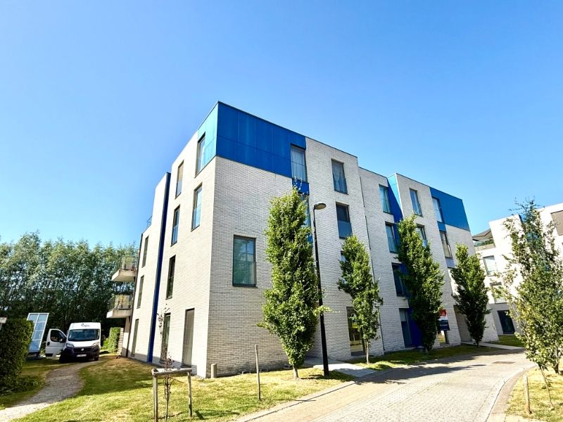 Centraal gelegen, gelijkvloers appartement met 2 slaapkamers en ruim terras met zicht op de Leie foto {{pictureIndex}}