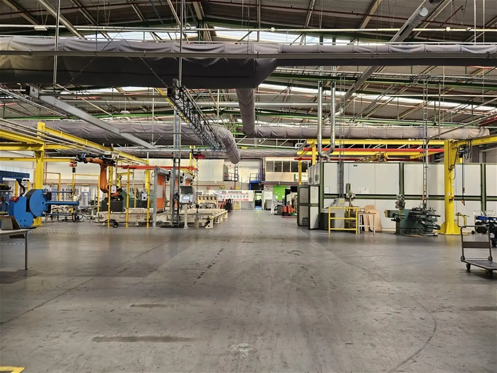 Magazijn met laad- en loskades en kantoren nabij R4 foto 9