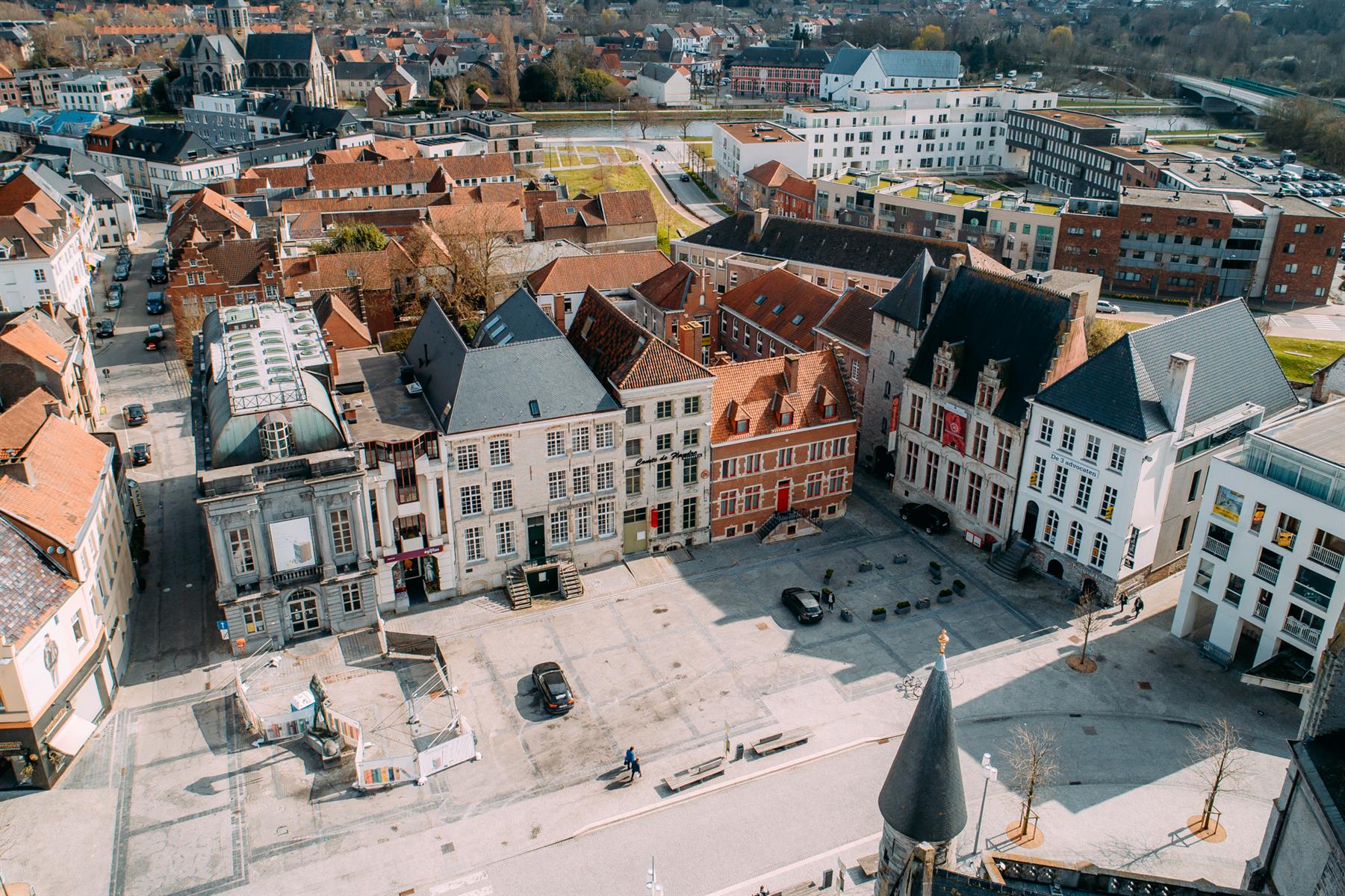 Historisch handelspand op de markt te Oudenaarde foto {{pictureIndex}}