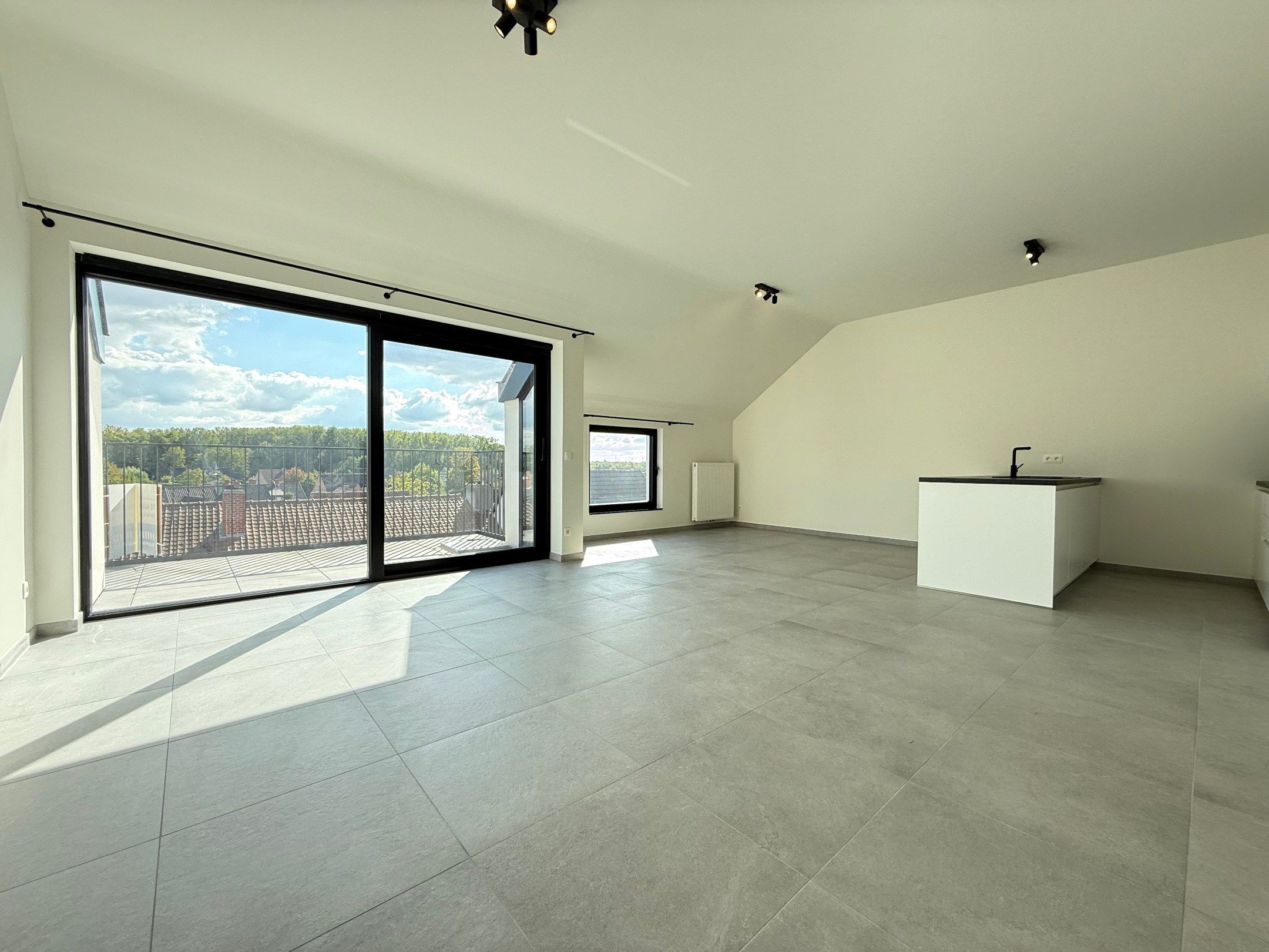 Prachtig nieuw dakappartement met twee slaapkamers en terras op een uitstekende locatie in Ooigem. foto 2